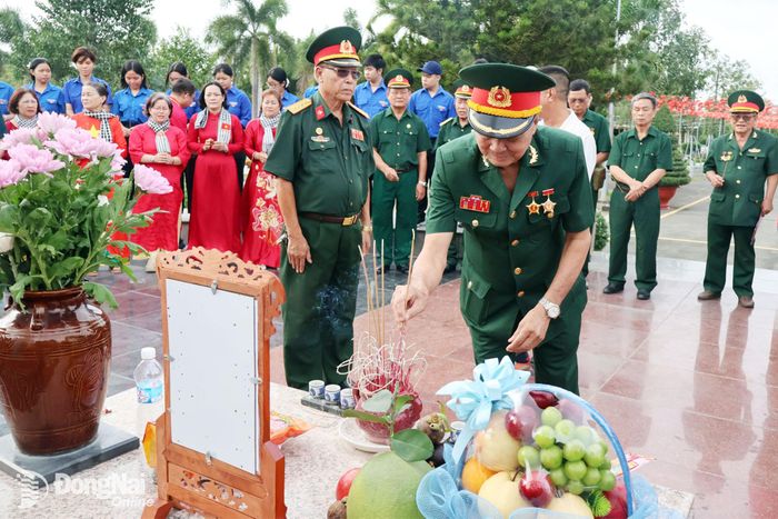 Chủ tịch Hội Hỗ trợ gia đình liệt sĩ thành phố Đồng Nai Nguyễn Xuân Cương thắp hương thực hiện các thủ tục trước khi tiễn đưa liệt sĩ Nguyễn Văn Biên về quê hương. Ảnh: Nguyệt Hà