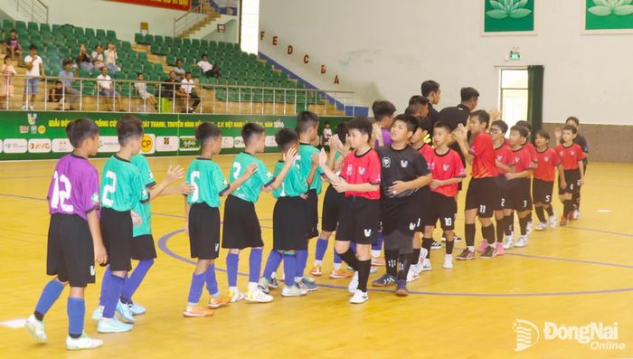 Trận bán kết giữa U.11 phường Phước Bình (áo xanh) và U.11 phường Long Thành. Ảnh: An Nhơn