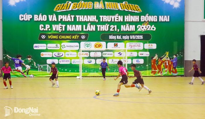 Những pha bóng hấp dẫn giữa đội Phước Long và Tân Triều. Ảnh: An Nhơn