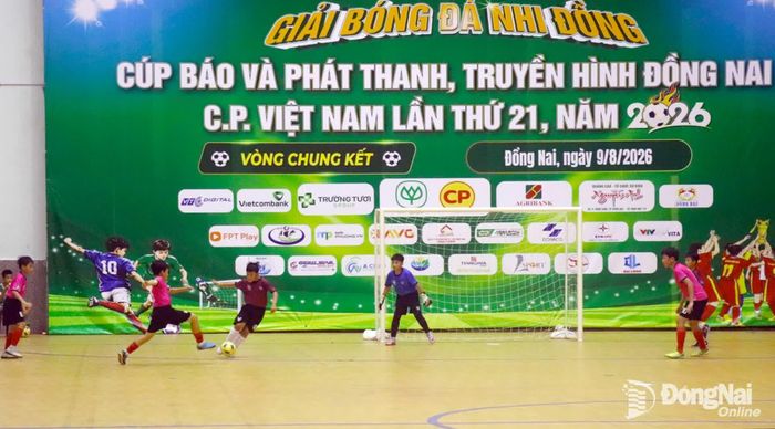 2 đội Phước Long và Tân Triều thi đấu hấp dẫn. Ảnh: An Nhơn