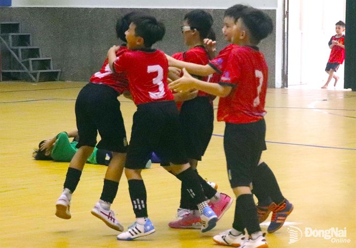 Các cầu thủ của đội Long Thành thể hiện niềm vui chiến thắng. Ảnh: An Nhơn