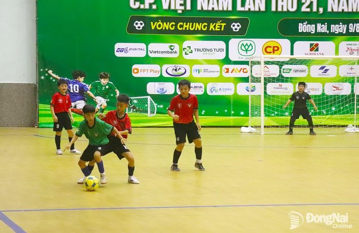 Những pha tranh bóng quyết liệt giữa 2 đội bóng Phước Bình và Long Thành. Ảnh: An Nhơn
