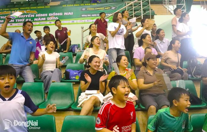 Đông khán giả đến cổ vũ nhiệt tình cho 2 trận bán kết. Ảnh: An Nhơn
