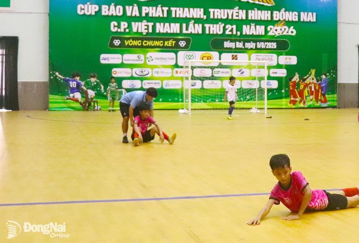 Các cầu thủ nhí của đội Tân Triều buồn bã sau khi thua đội Phước Long. Ảnh: An Nhơn