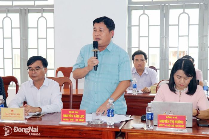 Lãnh đạo xã Bù Gia Mập và xã Đăk Ơ báo cáo tình hình triển khai thực hiện sắp xếp trường học, công tác chuẩn bị năm học mới với đoàn công tác. Ảnh: Ngọc Huyền