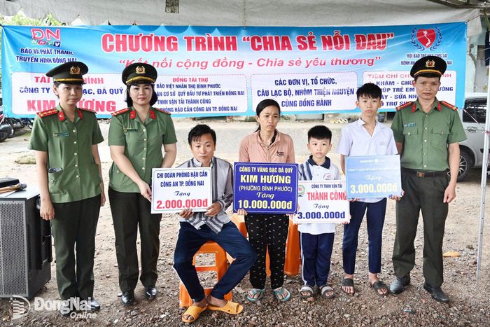 Những vòng tay nhân ái đã mở ra một phép màu với gia đình chị Trần Thị Mỹ Liên. Ảnh: Thu Hiền