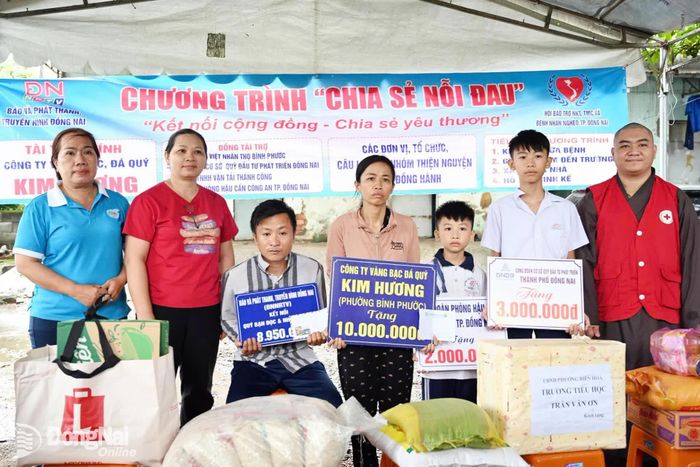 Đại diện lãnh đạo phường Biên Hòa thăm hỏi, động viên và trao hỗ trợ gia đình chị Trần Thị Mỹ Liên. Ảnh: Thu Hiền