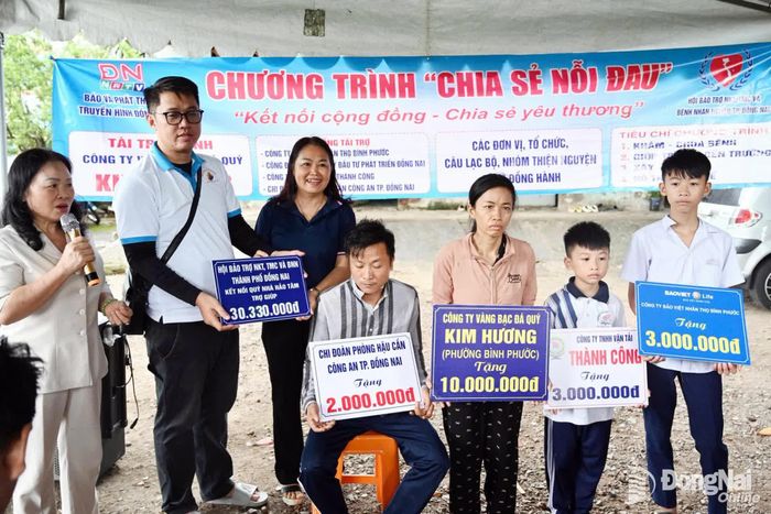 Đại diện lãnh đạo Hội Bảo trợ người khuyết tật, trẻ mồ côi và bệnh nhân nghèo thành phố Đồng Nai vận động và kết nối các nhà hảo tâm tặng quà cho gia đình chị Trần Thị Mỹ Liên. Ảnh: Thu Hiền