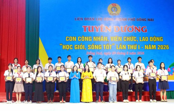 Các em học sinh được tuyên dương. Ảnh: N.Hòa