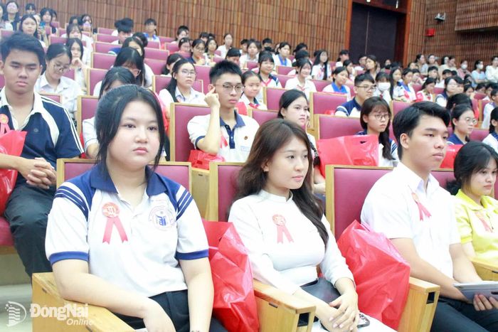 Các em học sinh tham dự lễ tuyên dương con công nhân, viên chức, lao động Học giỏi, sống tốt tại phường Trảng Bom. Ảnh: N.Hòa