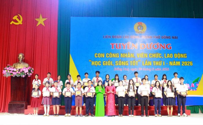 Các em học sinh được tuyên dương Học giỏi, sống tốt tại phường Trảng Bom. Ảnh: N.Hòa