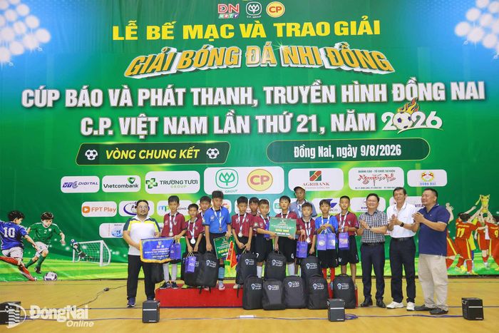 Ban tổ chức trao giải nhì cho đội U.11 Phước Long tại Giải bóng đá nhi đồng Cúp Báo và Phát thanh, Truyền hình Đồng Nai - C.P. Việt Nam lần thứ 21. Ảnh: Huy Anh
