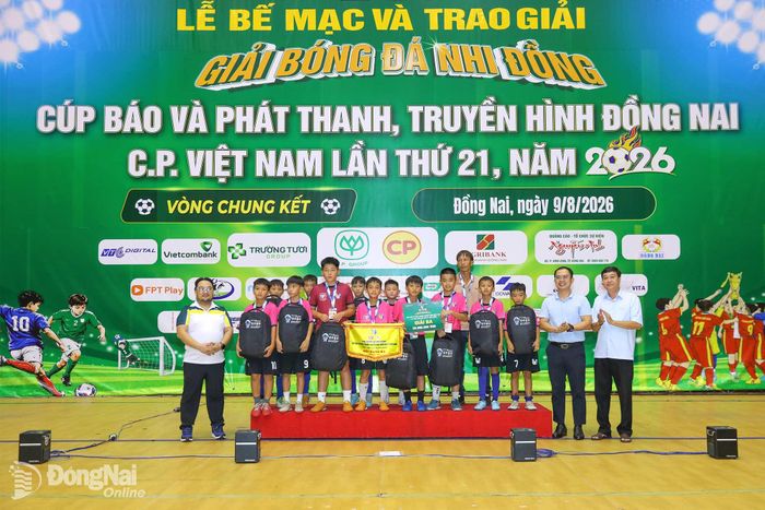 Ban tổ chức trao giải đồng hạng ba cho đội U.11 Phước Bình. Ảnh: Huy Anh