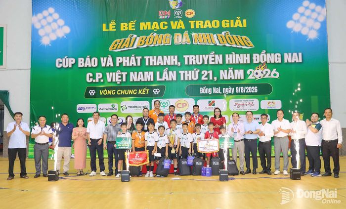 Ban tổ chức, đại biểu chụp hình cùng đội vô địch. Ảnh: Huy Anh