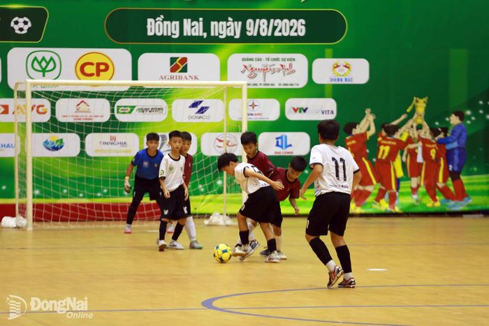 Các cầu thủ U.11 Long Thành (áo trắng) liên tục tạo ra những tình huống trước khung thành đối thủ. Ảnh: Huy Anh