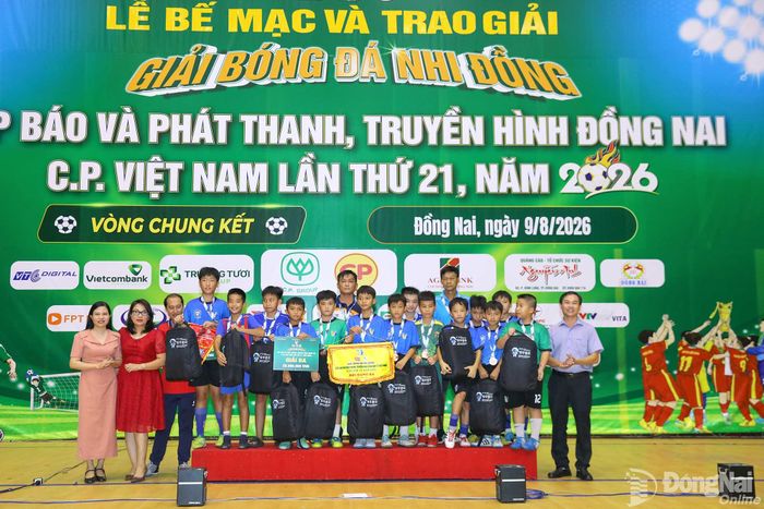 Ban tổ chức trao giải đồng hạng ba cho đội U.11 Tân Triều. Ảnh: Huy Anh