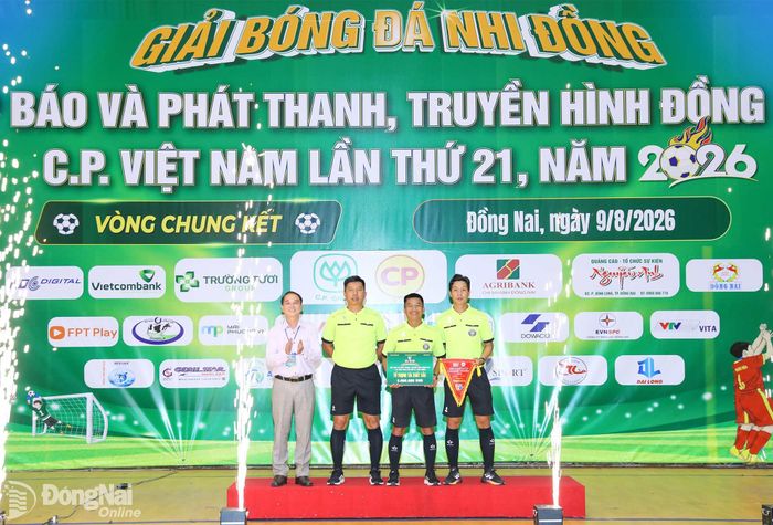 Ban tổ chức trao giải cho tổ trọng tài xuất sắc tại giải. Ảnh: Thủy Tiên