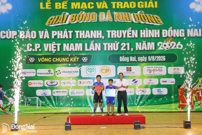 Ban tổ chức trao giải cho 2 cầu thủ đạt danh hiệu Vua phá lưới. Ảnh: Huy Anh