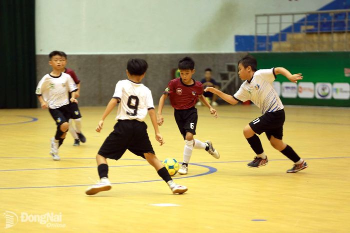 Các cầu thủ 2 đội thi đấu đầy quyết tâm trong trận chung kết. Ảnh: Huy Anh