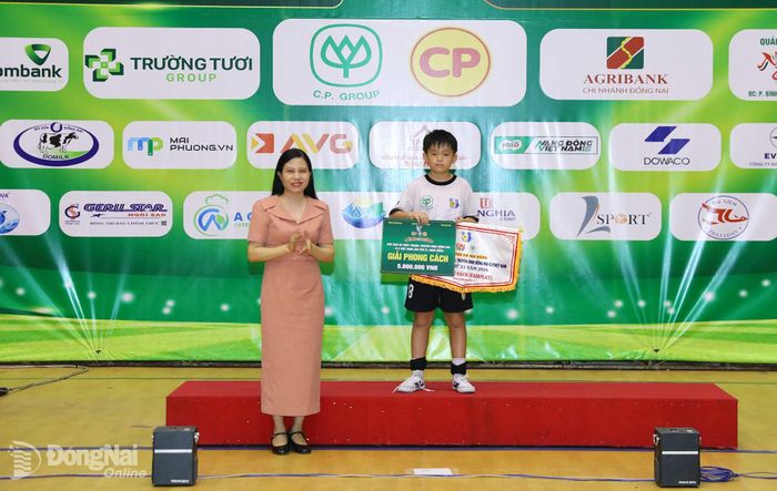 Ban tổ chức trao giải Đội phong cách cho U.11 Long Thành. Ảnh: Thủy Tiên