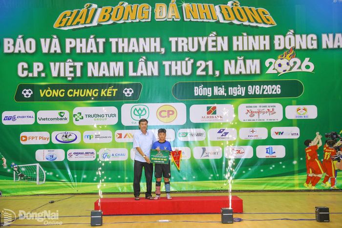 Ban tổ chức trao giải cho Thủ môn xuất sắc nhất. Ảnh: Thủy Tiên