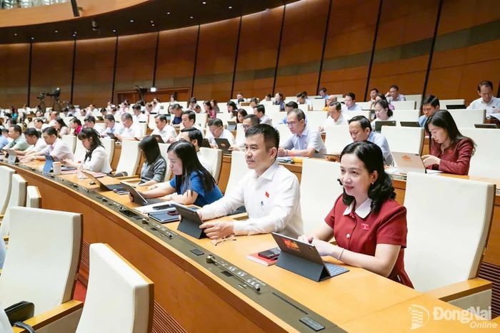 Các đại biểu Đoàn Đại biểu Quốc hội thành phố Đồng Nai tại phiên thảo luận. Ảnh: CTV