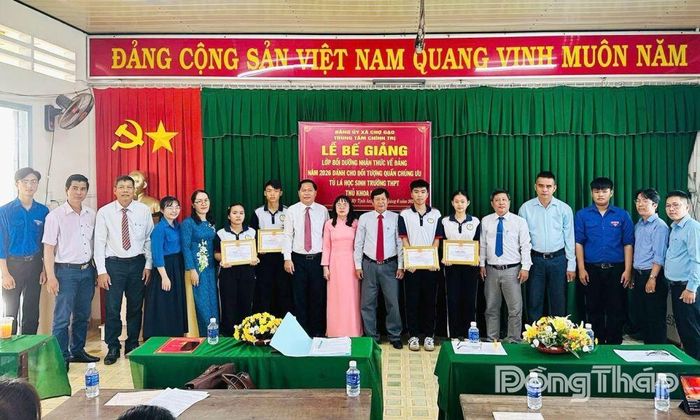Nhà trường vừa hoàn thành Chương trình bồi dưỡng nhận thức về Đảng cho 43 học viên, trong đó 4 học viên được tuyên dương vì có thành tích xuất sắc.