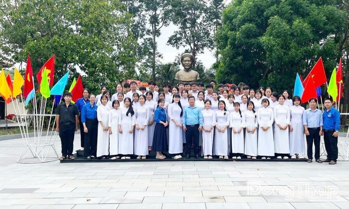 Thông qua các buổi sinh hoạt chính trị, giáo dục truyền thống…, học sinh có điều kiện rèn luyện bản lĩnh, phẩm chất và năng lực, từng bước khẳng định mình trong tập thể.