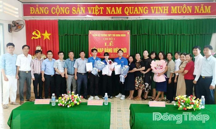 Em Nguyễn Minh Quân (Chi đoàn 12.1), em Phạm Quang Thắng (Chi đoàn 12.2) và em Phạm Mai Quỳnh Anh (Chi đoàn 12.12) vừa được vinh dự đứng vào hàng ngũ của Đảng.