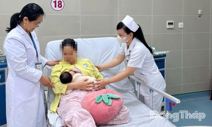 Các y, bác sĩ Khoa Nhi Bệnh viện Đa khoa Tiền Giang chăm sóc các mẹ và bé sơ sinh.