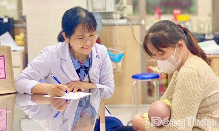 Bác sĩ chuyên khoa II Võ Loan Anh tận tình thăm hỏi sức khỏe bệnh nhi.