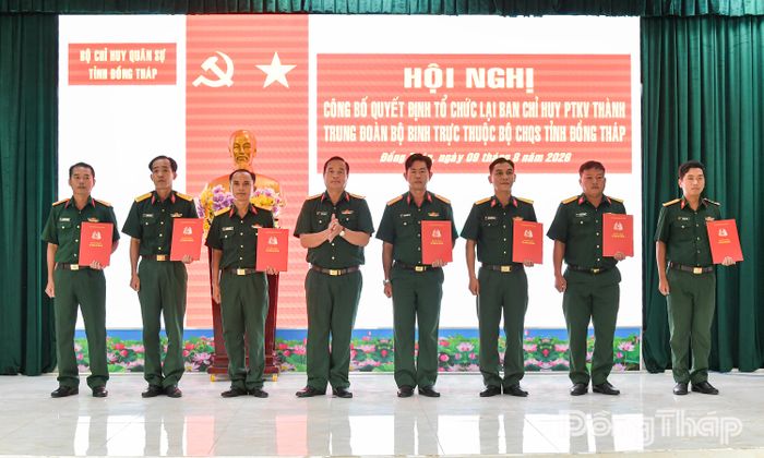 Đại tá Nguyễn Văn Hoa, Chính ủy Bộ Chỉ huy Quân sự tỉnh trao Quyết định điều động bổ nhiệm cán bộ.