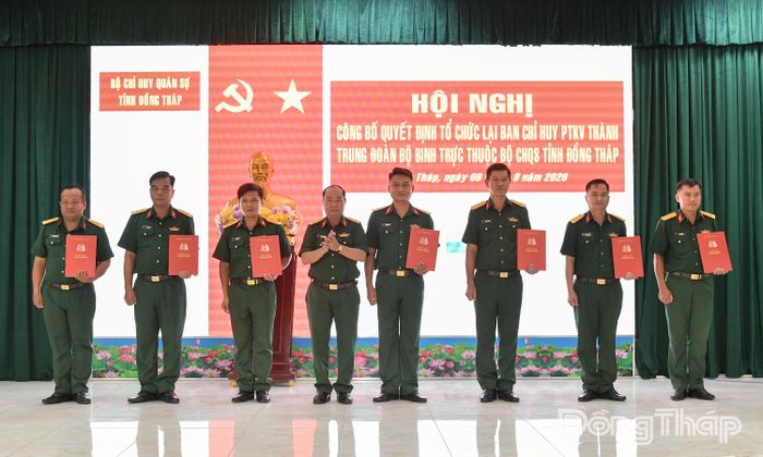 Đại tá Phạm Văn Thân, Phó Tham mưu trưởng Quân khu 9 trao Quyết định, bổ nhiệm cán bộ đối với Trung đoàn Bộ binh 43.