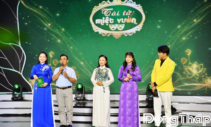 Các thí sinh lắng nghe nhận xét từ Ban Giám khảo.