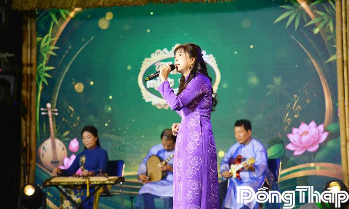 Thí sinh Nguyễn Thị Vân Phụng trình diễn phần thi tại Vòng Khởi động.