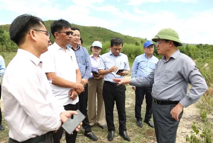 Chủ tịch UBND tỉnh Phạm Anh Tuấn (đứng đầu từ phải qua) cho biết: Tỉnh ưu tiên nguồn vốn để đầu tư xây dựng lại cầu Suối Mây. Ảnh: Tiến Sỹ 