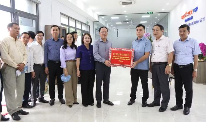  Chủ tịch UBND tỉnh Phạm Anh Tuấn tặng quà cho Công ty cổ phần Becamex Bình Định. Ảnh: Tiến Sỹ 