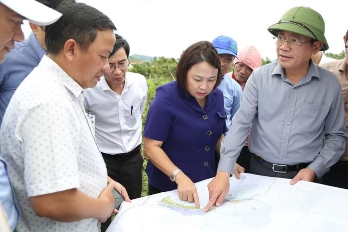  Lãnh đạo tỉnh và lãnh đạo xã Canh Vinh khảo sát thực tế, đối chiếu quy hoạch phát triển các tuyến đường giao thông kết nối đến các cụm công nghiệp tại xã Canh Vinh. Ảnh: Tiến Sỹ 