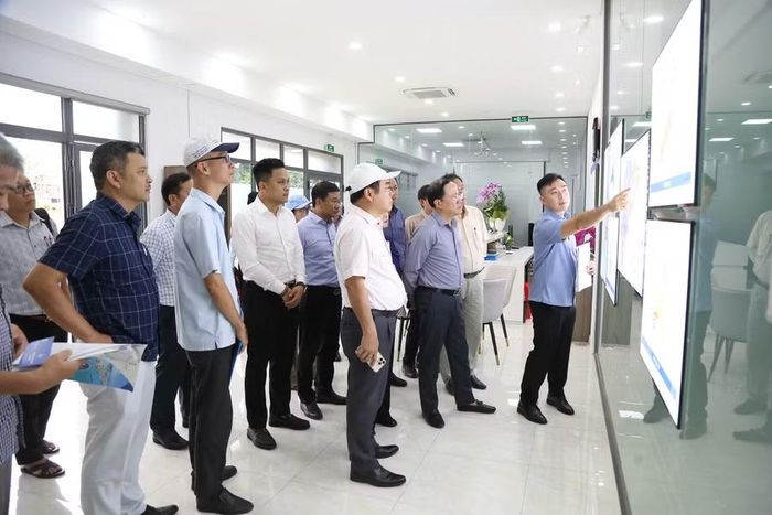  Đại diện Công ty cổ phần Becamex Bình Định báo cáo việc đầu tư hạ tầng và thu hút đầu tư vào Khu công nghiệp Becamex VSIP Bình Định tại xã Canh Vinh. Ảnh: Tiến Sỹ 