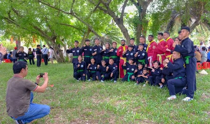  Không chỉ giao lưu võ thuật, các đoàn còn tìm hiểu di tích lịch sử, văn hóa, điểm đến du lịch ở Gia Lai trong khuôn khổ Liên hoan. Ảnh: N.NHUẬN 