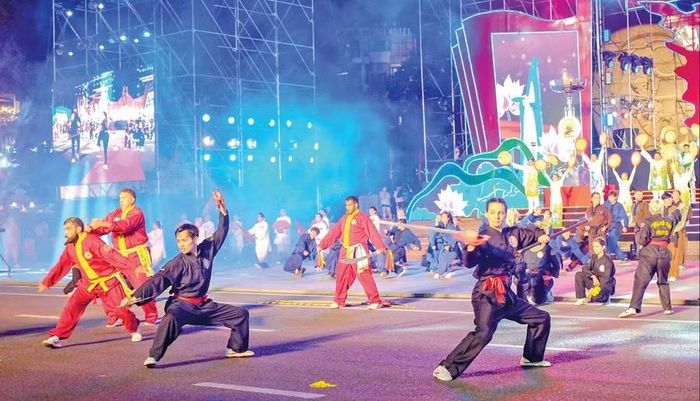  Võ sư, HLV, võ sinh trong và ngoài nước tham gia biểu diễn tại lễ khai mạc Liên hoan Quốc tế Võ cổ truyền Việt Nam lần thứ IX - Gia Lai 2026. Ảnh: N.NHUẬN 