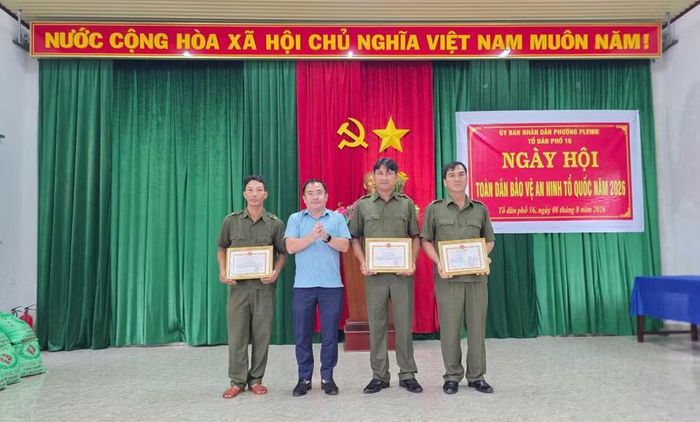 Chủ tịch UBND phường Đặng Toàn Thắng biểu dương, khen thưởng các cá nhân, tập thể có thành tích trong phong trào toàn dân bảo vệ an ninh Tổ quốc. Ảnh: Bá Bính