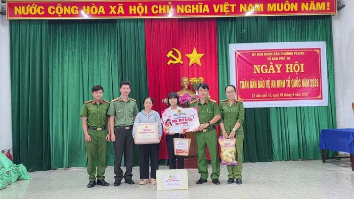 Công an phường Pleiku ra mắt mô hình “Mẹ đỡ đầu”. Ảnh: Bá Bính