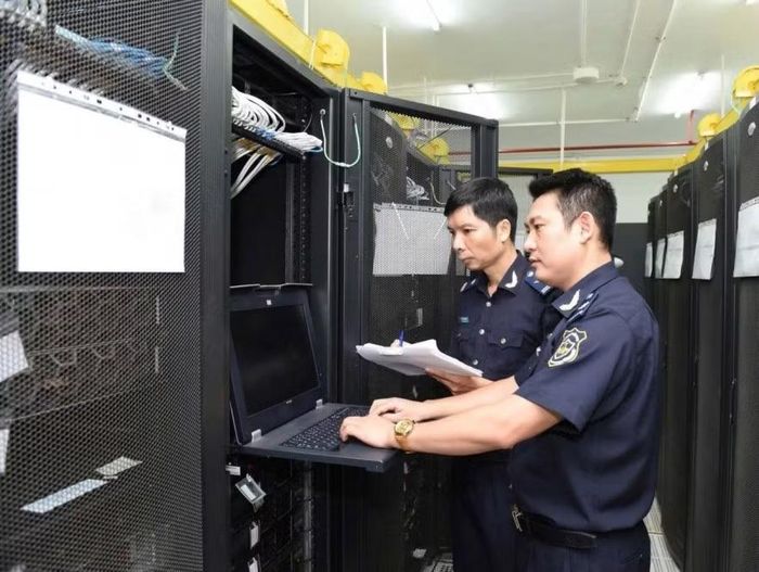 Cán bộ Ban Công nghệ thông tin và Thống kê Hải quan bảo trì hệ thống VNACCS. Ảnh: Tuấn Dũng/TBTCVN