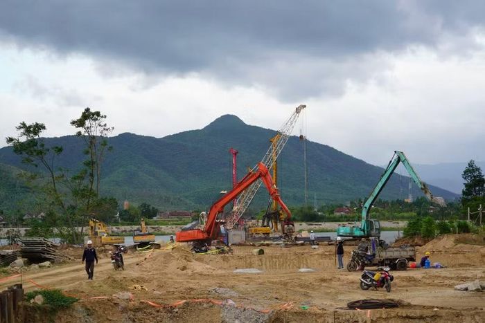 Các nhà thầu tập trung thi công Dự án đường bộ cao tốc Quy Nhơn - Pleiku. Trong ảnh: Thi công cầu qua sông Côn thuộc địa bàn xã Bình An. Ảnh: N.H