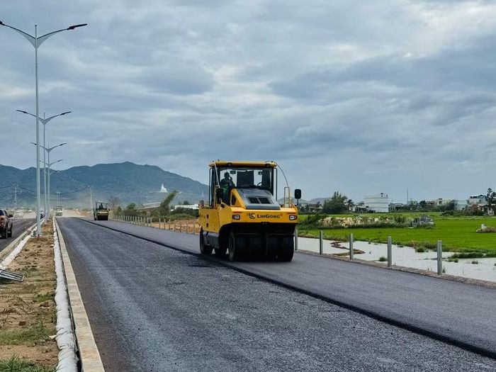Các nhà thầu tăng tốc thi công tuyến đường ven biển đoạn từ Cát Tiến đến Diêm Vân nhằm hoàn thành đưa vào sử dụng trong tháng 10-2026. Ảnh: N.H