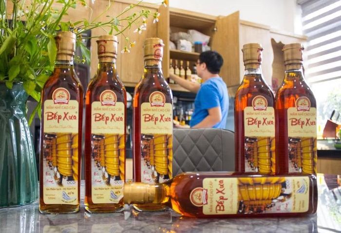  Sản phẩm mắm Bếp xưa của Công ty TNHH Sản xuất - Thương mại Hưng Thịnh Đạt (phường Hoài Nhơn Tây) đóng chai thủy tinh, nắp mạ nhôm. Ảnh: B.N 
