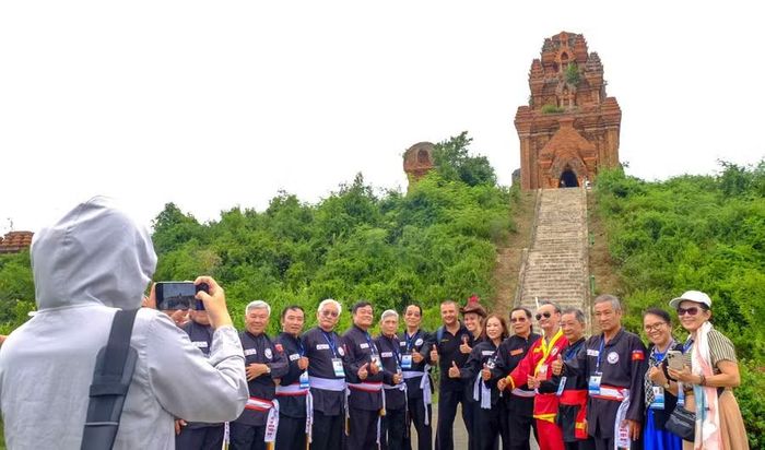 Chuyến tham quan du lịch góp phần gắn kết, giao lưu, thắm tình hữu nghị của các đoàn võ thuật trong nước và quốc tế. Ảnh: Đ.N