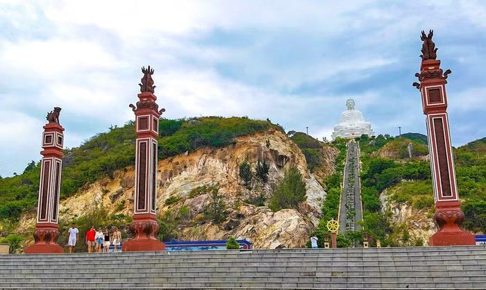 Các đoàn võ thuật trong nước và quốc tế tham quan Thiền viện Thiên Hưng, trải nghiệm không gian văn hóa tâm linh của vùng đất Võ. Ảnh: Đ.N
