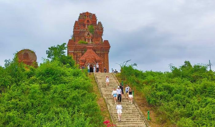 Các võ sư, võ sinh trong nước và quốc tế tham quan quần thể tháp Bánh Ít. Ảnh: Đ.N